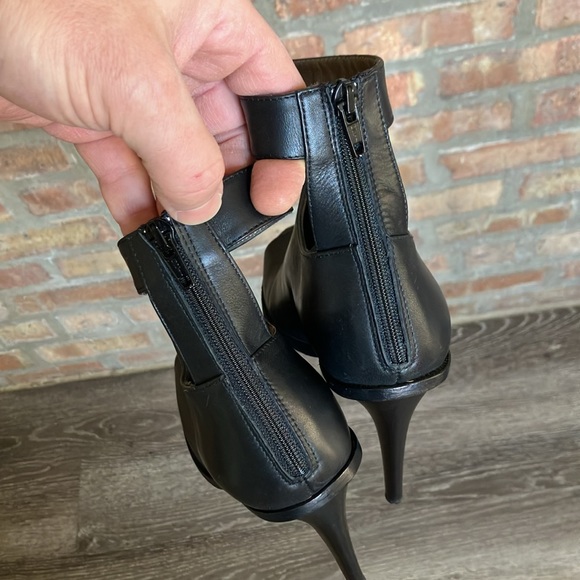 Tibi - Picture 16 of 17